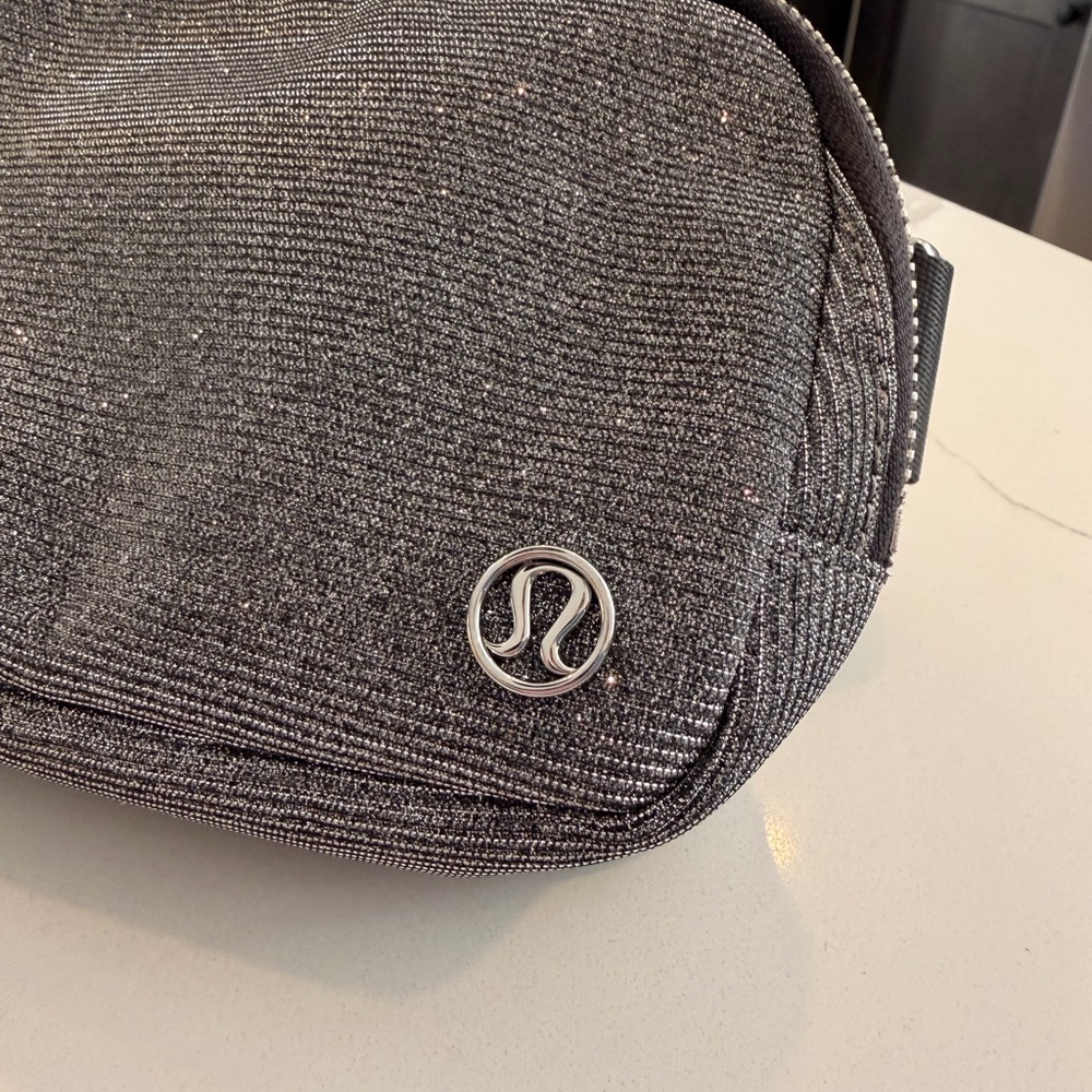 Lululemon Everywhere Belt Bag 1L silver Glitter - Picture 2 of 12